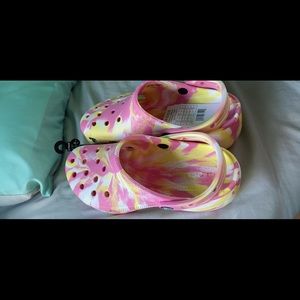 Marbled Platform crocs Size W8 never worn.